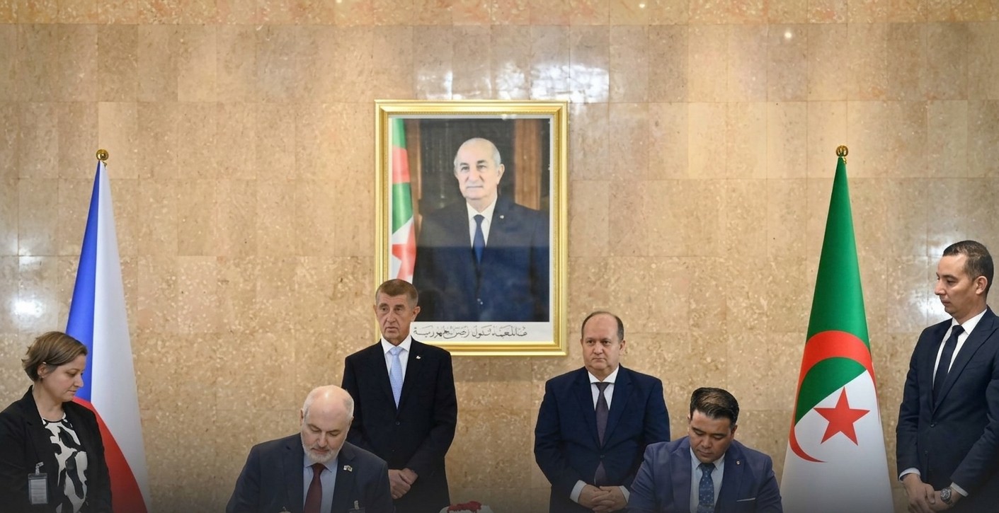 Czech Prime Minister Andrej Babiš and Algerian Prime Minister Sifi Ghrieb oversee the signing of bilateral agreements in Algiers.